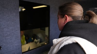 Банк на колесах: у села Миколаївщини приїжджає мобільне відділення, де можна зняти готівку Банк на колесах: у села Миколаївщини приїжджає мобільне відділення, де можна зняти готівку