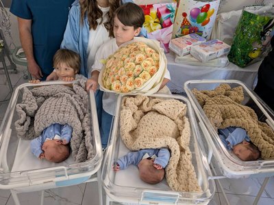 В Одесі трійню хлопчиків виписали додому після евакуації з пологового вночі 28 березня В Одесі трійню хлопчиків виписали додому після евакуації з пологового вночі 28 березня