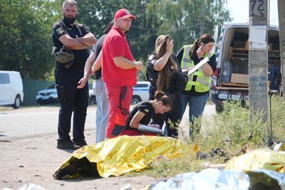 Рятувальники, поліція та медики на місці влучання у Печенігах Рятувальники, поліція та медики на місці влучання у Печенігах
