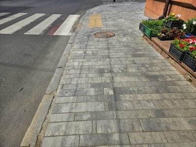 Нова плитка та старі ями – який вигляд мають тротуари на Покровській у Житомирі Нова плитка та старі ями – який вигляд мають тротуари на Покровській у Житомирі