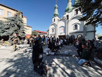 У Мукачеві попрощалися з полеглим на війні захисником Володимиром Сорокою У Мукачеві попрощалися з полеглим на війні захисником Володимиром Сорокою