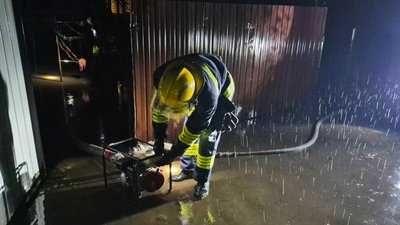 На Кіровоградщині рятувальники 120 разів відкачували воду з підвалів та дворів На Кіровоградщині рятувальники 120 разів відкачували воду з підвалів та дворів