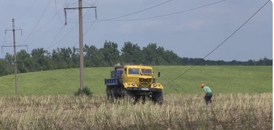 На Хмельниччині електрики замінюють повітряну лінію, побудовану минулого століття На Хмельниччині електрики замінюють повітряну лінію, побудовану минулого століття