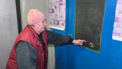 Жителька Привілля Любов показує наслідки обстрілу Донецька область Жителька Привілля Любов показує наслідки обстрілу Донецька область