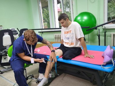 Після п’яти місяців у ліжку ветеран із Житомирщини знову вчиться ходити Після п’яти місяців у ліжку ветеран із Житомирщини знову вчиться ходити