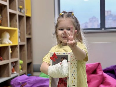 "З руки звисали майже відірвані пальчики": історія 3-річної Саші, яка пережила удар по Сумах "З руки звисали майже відірвані пальчики": історія 3-річної Саші, яка пережила удар по Сумах