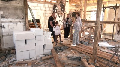 "Було дуже важко пережити це": будинок родини Сухан у Рівному відбудовують після влучання російського дрона "Було дуже важко пережити це": будинок родини Сухан у Рівному відбудовують після влучання російського дрона