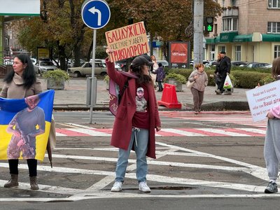 "Маємо надію, що нас почують": у Черкасах відбулася акція на підтримку зниклих безвісти та полонених "Маємо надію, що нас почують": у Черкасах відбулася акція на підтримку зниклих безвісти та полонених