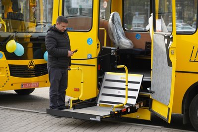 Нові шкільні автобуси передали трьом навчальним закладам Рівненщини Нові шкільні автобуси передали трьом навчальним закладам Рівненщини