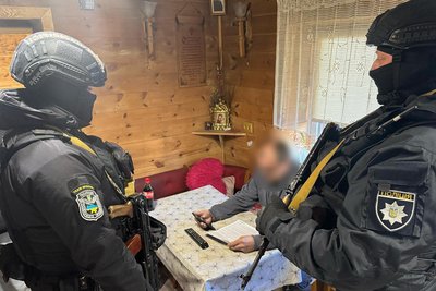 Прибуток щомісяця у майже 600 тис грн: на Житомирщині затримали підозрюваних в організації наркобізнесу Прибуток щомісяця у майже 600 тис грн: на Житомирщині затримали підозрюваних в організації наркобізнесу