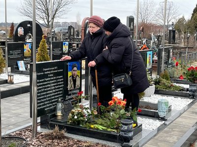 У Бучі вшанували пам'ять загиблих жителів та військових У Бучі вшанували пам'ять загиблих жителів та військових