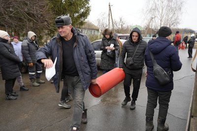 Роздача балонів з газом у Волоховому Яру на Харківщині Роздача балонів з газом у Волоховому Яру на Харківщині