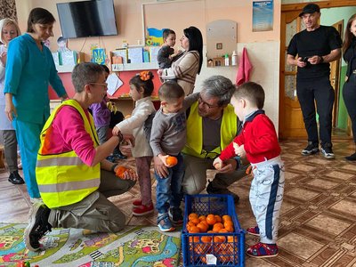 Волонтери з Іспанії привезли гумдопомогу дітям, які проживають в Обласному будинку дитини на Закарпатті Волонтери з Іспанії привезли гумдопомогу дітям, які проживають в Обласному будинку дитини на Закарпатті