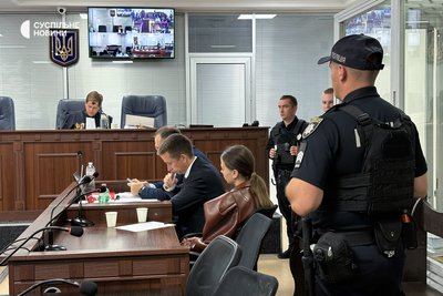 Єлизавета Івахненко (в центрі у шкіряній куртці), співмешканка посадовця Офісу генпрокурора Сергія Кропиви у Вищому антикорупційному суді, де їй обирають запобіжний захід. Київ, 7 вересня 2026 року Єлизавета Івахненко (в центрі у шкіряній куртці), співмешканка посадовця Офісу генпрокурора Сергія Кропиви у Вищому антикорупційному суді, де їй обирають запобіжний захід. Київ, 7 вересня 2026 року