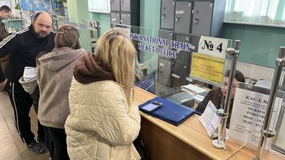 Черги у квиткові каси на залізничному вокзалі у Харкові через хакерську атаку на сервіси "Укрзалізниці" Черги у квиткові каси на залізничному вокзалі у Харкові через хакерську атаку на сервіси "Укрзалізниці"