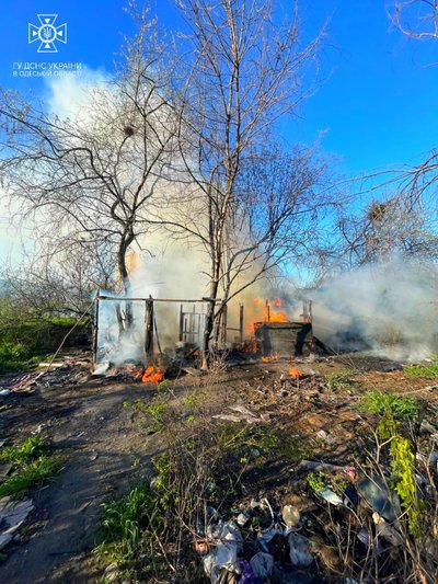 В одному з районів Одеси загорілася покинута будівля В одному з районів Одеси загорілася покинута будівля