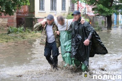"За пів доби навчився керувати катером". Херсонський боєць спецпідрозділу про евакуацію людей з-під обстрілів та повені "За пів доби навчився керувати катером". Херсонський боєць спецпідрозділу про евакуацію людей з-під обстрілів та повені