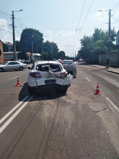 Водій легковика в'їхав у машину, яка рухалася попереду Водій легковика в'їхав у машину, яка рухалася попереду