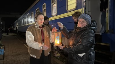 "Світлом подолаємо темряву": у Кропивницький привезли Вифлеємський вогонь миру "Світлом подолаємо темряву": у Кропивницький привезли Вифлеємський вогонь миру