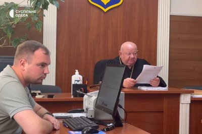 В Одесі відправило до СІЗО чоловіка, який прокатав працівників ТЦК на капоті автівки В Одесі відправило до СІЗО чоловіка, який прокатав працівників ТЦК на капоті автівки