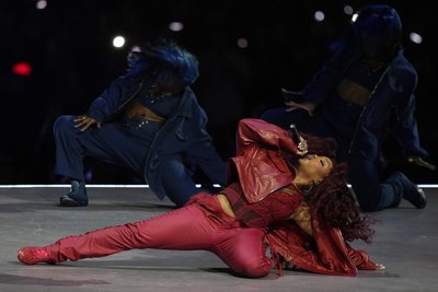 Super Bowl 2025: Кендрік Ламар, SZA, Семюел Л. Джексон, Серена Вільямс та згадка про Дрейка — як це було у фото Super Bowl 2025: Кендрік Ламар, SZA, Семюел Л. Джексон, Серена Вільямс та згадка про Дрейка — як це було у фото