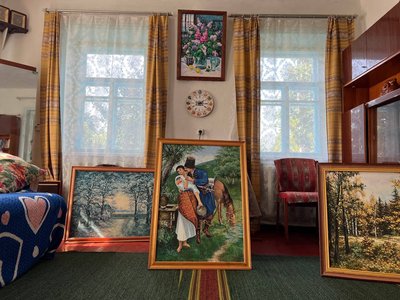 Все життя з пензлем у руках: 77-річна черкащанка розмалювала селище, у якому живе Все життя з пензлем у руках: 77-річна черкащанка розмалювала селище, у якому живе