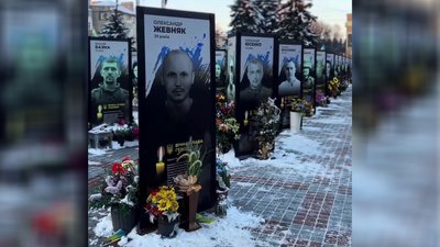 Відновили портрети військових, які пошкодили на майдані Незалежності у Рівному Відновили портрети військових, які пошкодили на майдані Незалежності у Рівному