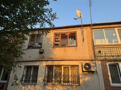 Двоповерховий багатоквартирний будинок, який бувв пошкоджений через російський удар по Золочеву