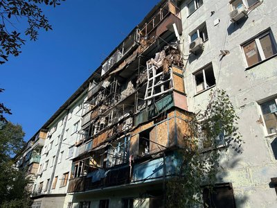 "Руйнувань дуже багато". Що розповіли мешканці вдруге понівеченої через артобстріл РФ багатоповерхівки у Нікополі "Руйнувань дуже багато". Що розповіли мешканці вдруге понівеченої через артобстріл РФ багатоповерхівки у Нікополі