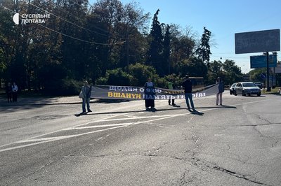У Полтаві у день памʼяті вшанували загиблих військових: як це було У Полтаві у день памʼяті вшанували загиблих військових: як це було
