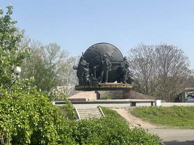 Змінений напис на пам’ятнику корабелам і флотоводцям Миколаєва Змінений напис на пам’ятнику корабелам і флотоводцям Миколаєва