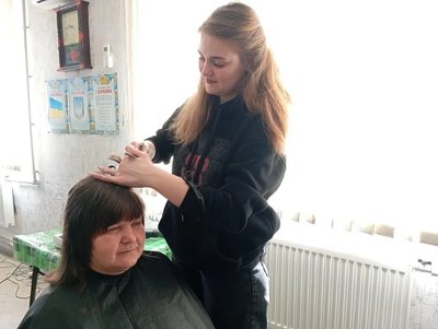 Соціальна перукарка Сніжана Назаренко робить стрижку жительці Біляївської громади Соціальна перукарка Сніжана Назаренко робить стрижку жительці Біляївської громади