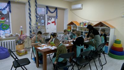 Робили їстівні будиночки: на Черкащині діти розмальовували пряники для військових Робили їстівні будиночки: на Черкащині діти розмальовували пряники для військових