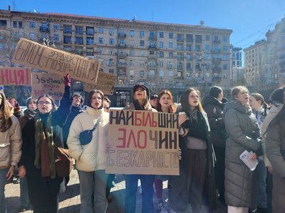 Розірвати контракт з Андрієм Білоусом: дієвці культури вийшли на протест до Молодого театру та КМДА Розірвати контракт з Андрієм Білоусом: дієвці культури вийшли на протест до Молодого театру та КМДА
