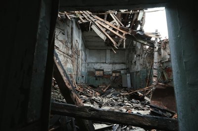 Як у Новобаварському районі Харкова усувають наслідки влучання дрону РФ: фото Як у Новобаварському районі Харкова усувають наслідки влучання дрону РФ: фото