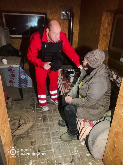 Медик з постраждалою жінкою Медик з постраждалою жінкою