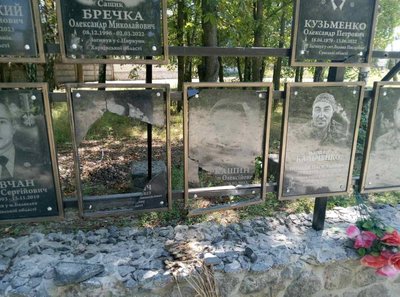 У Великій Писарівці на Сумщині через удар РФ пошкоджено пам’ятники Захисникам України У Великій Писарівці на Сумщині через удар РФ пошкоджено пам’ятники Захисникам України