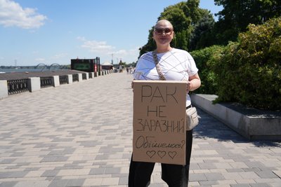 «Підійти і обійняти — це дуже велика емоційна підтримка». Онкохвора дніпрянка влаштувала експеримент на Набережній «Підійти і обійняти — це дуже велика емоційна підтримка». Онкохвора дніпрянка влаштувала експеримент на Набережній