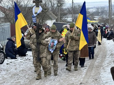 На Черкащині попрощалися із бійцем Василем Іщенком На Черкащині попрощалися із бійцем Василем Іщенком