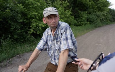"Коли вию, коли скавчу". Як останні 20 мешканців Веселого Кута на Дніпропетровщині живуть у прифронтовому селі