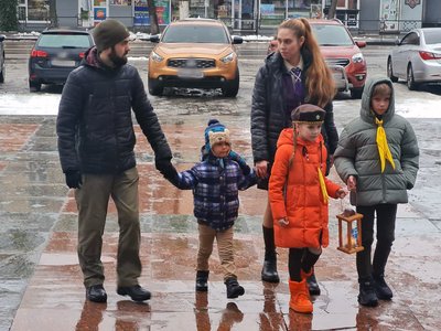 Житомирські пластуни передали Вифлеємський вогонь миру Суспільному Житомирські пластуни передали Вифлеємський вогонь миру Суспільному