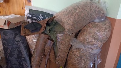 Волонтери з Житомирщини виготовили шість кілометрів маскувальних сіток для військових Волонтери з Житомирщини виготовили шість кілометрів маскувальних сіток для військових