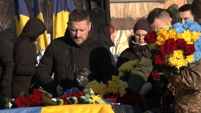 Із загиблим на війні бійцем та футзалістом Едуардом Петриком попрощались у Рівному Із загиблим на війні бійцем та футзалістом Едуардом Петриком попрощались у Рівному