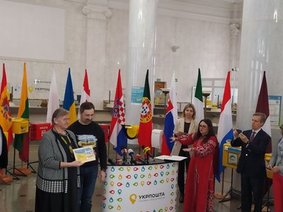 "Солідарні з Україною": виставку іноземних поштових марок відкрили в Києві "Солідарні з Україною": виставку іноземних поштових марок відкрили в Києві