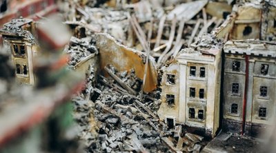 Маріупольському університету передали макет зруйнованого російськими військами драмтеатру Маріупольському університету передали макет зруйнованого російськими військами драмтеатру