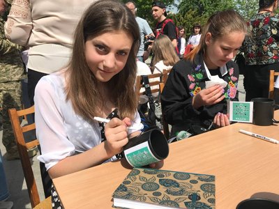 В День вишиванки у Житомирі жителі міста розписували горнятка для поранених військових В День вишиванки у Житомирі жителі міста розписували горнятка для поранених військових