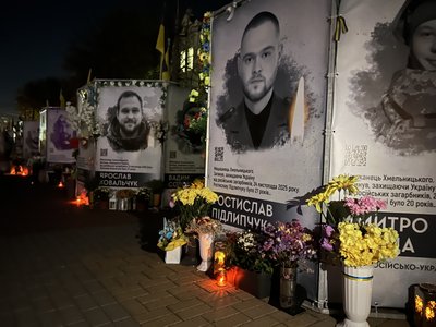 Вшанували пам’ять полеглих захисників у Хмельницькому в День Незалежності Вшанували пам’ять полеглих захисників у Хмельницькому в День Незалежності