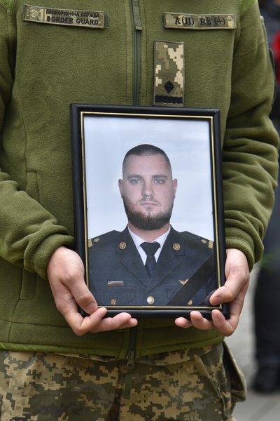 У Луцьку попрощалися з 26-річним майором Денисом Жуком У Луцьку попрощалися з 26-річним майором Денисом Жуком
