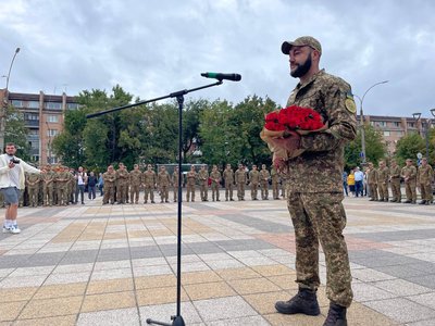 У Черкасах нацгвардієць освідчився коханій у День Прапора