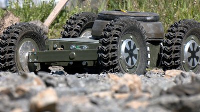 Відремонтовані автівки та наземний роботизований комплекс: вінницькі волонтери передають допомогу на фронт Відремонтовані автівки та наземний роботизований комплекс: вінницькі волонтери передають допомогу на фронт